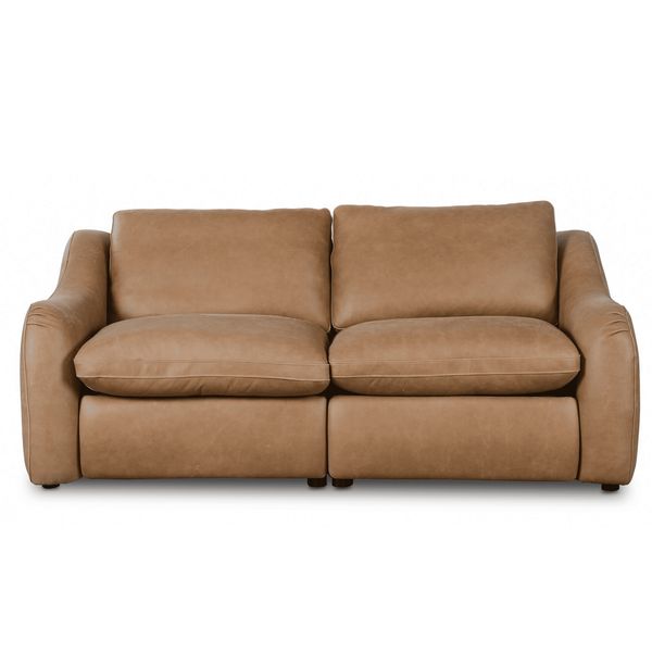 Sofa tapicerowana o prostej sylwetce z wywazonymi proporcjami w odcieniu bezu