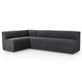 Sofa narozna o nowoczesnym konturze z harmonijnym wykonczeniem w odcieniu czerni do salonu