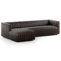 Sofa narozna o subtelnym charakterze z oszczednym detalem w odcieniu czerni